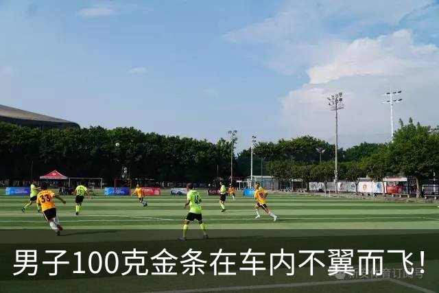 男子100克金条在车内不翼而飞！车身完好，警方破案后他惊了：从没怀疑过